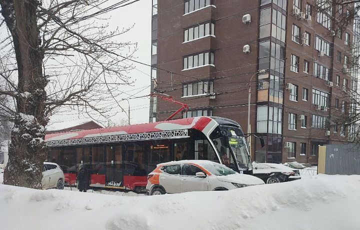 В Туле на перекрестке улиц Николая Руднева и Агеева водитель каршеринга парализовал движение трамваев