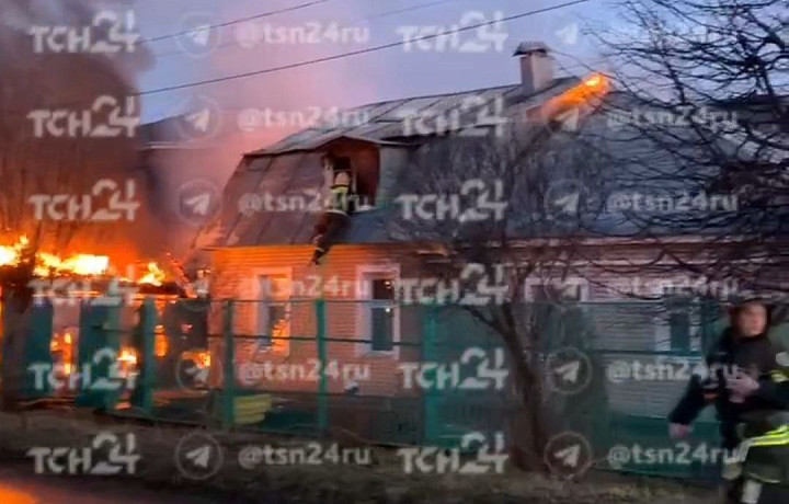 Пламя с горящего гаража в Броневом переулке Тулы перекинулось на соседний дом