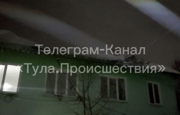 ﻿Четыре дымохода рухнули с крыши аварийного дома в тульских Липках