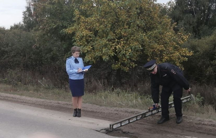 В Заокском районе прокуратура нашла нарушения в состоянии местных дорог