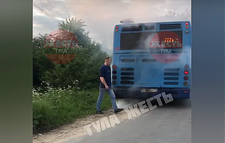 В тульском поселке Косая Гора задымился автобус