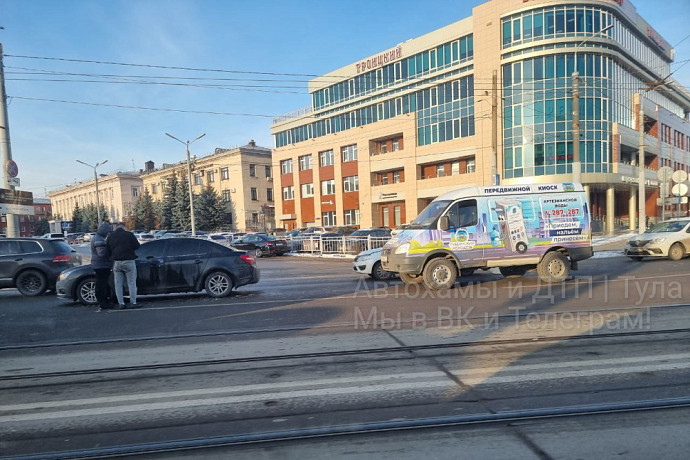 На улице Советской в Туле «ГАЗель» врезалась в легковой автомобиль
