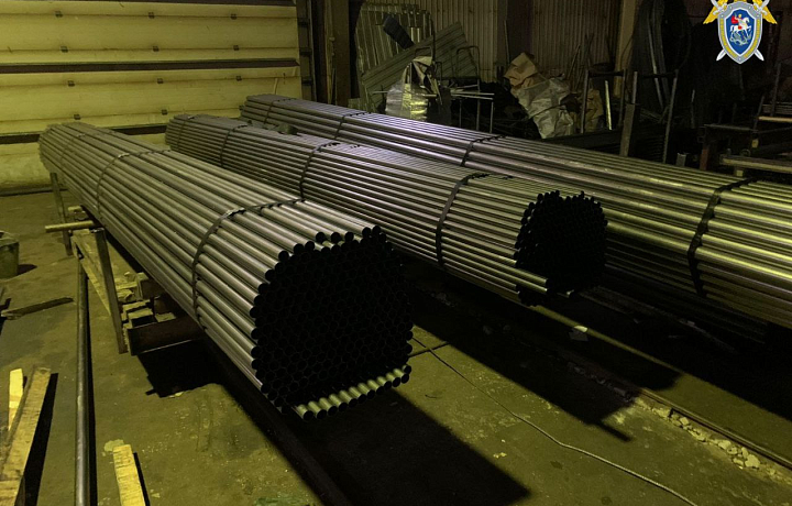 В Туле рабочий упал, ударившись о кран, после чего его переехала телега с трубами, которые свалились ему на голову