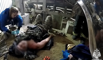 В Новомосковске спасатели помогли мужчине, которого зажало транспортной лентой на производстве