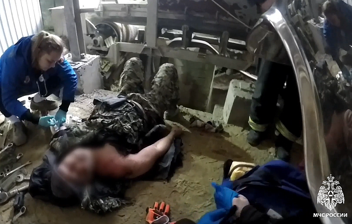 В Новомосковске спасатели помогли мужчине, которого зажало транспортной лентой на производстве
