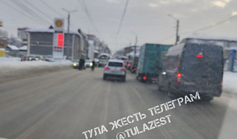 В Туле собралась внушительная пробка на Демидовской плотине из-за ДТП