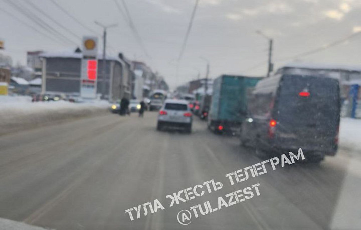 В Туле собралась внушительная пробка на Демидовской плотине из-за ДТП