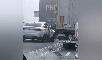 Участок трассы М-4 под Тулой перекрыли из-за перевернувшейся фуры