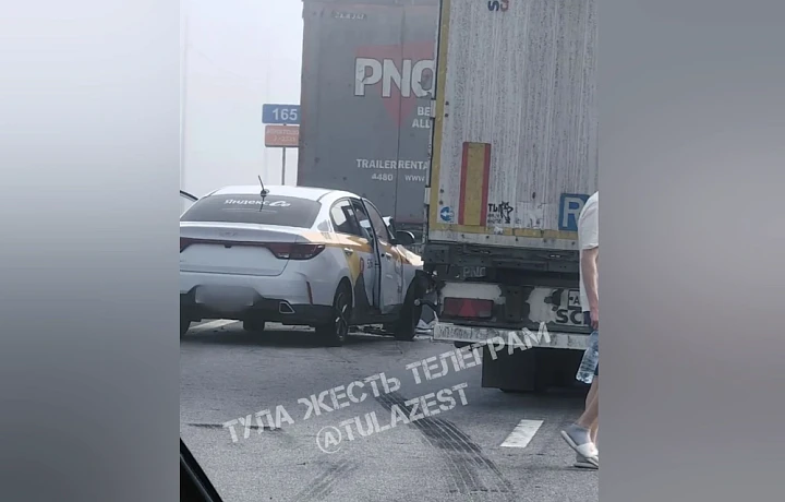 Участок трассы М-4 под Тулой перекрыли из-за перевернувшейся фуры
