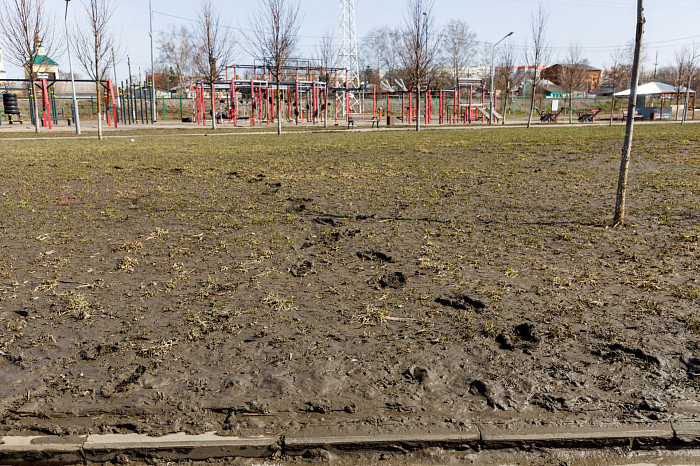 Пролетарская набережная Тулы после «большой воды»: грязь, мусор, коряги – уборка уже идет