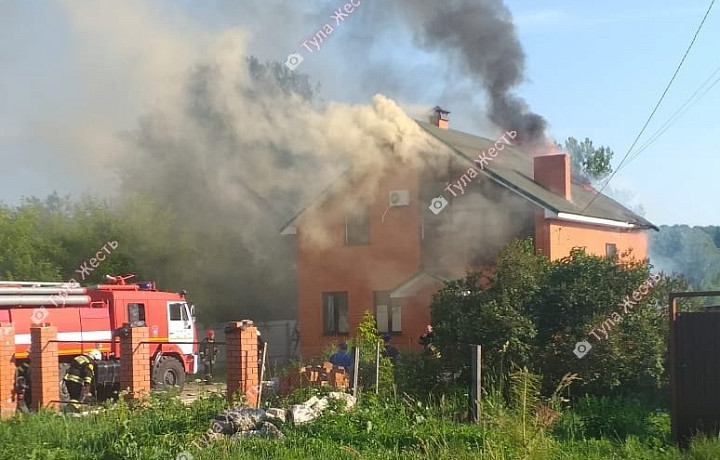 В тульском поселке Рудаково загорелся жилой дом
