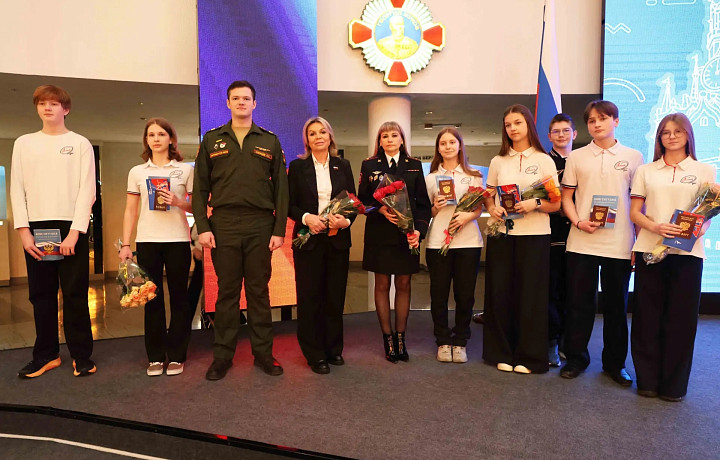 40 юным жителям Тульской области вручили первые паспорта в Музее оружия