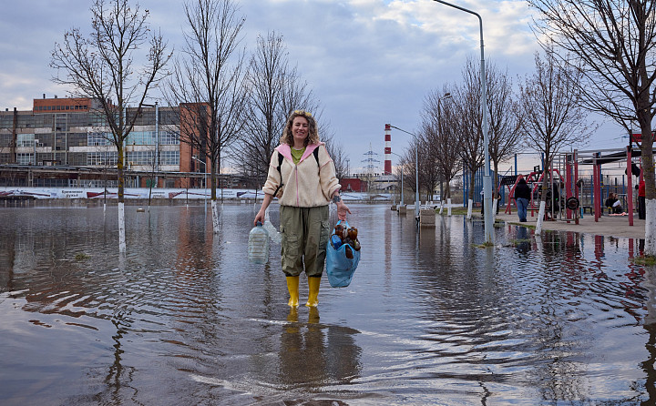 Девушка с мусором: героиней фотоснимка с затопленной набережной стала учительница из Тулы