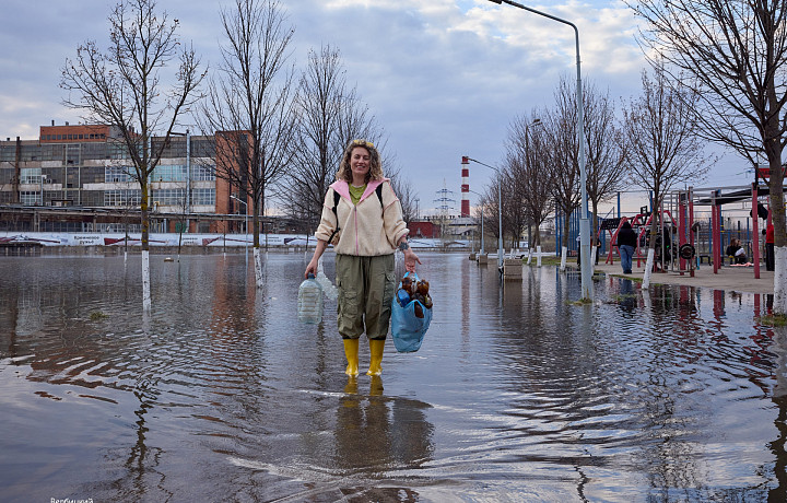 Девушка с мусором: героиней фотоснимка с затопленной набережной стала учительница из Тулы