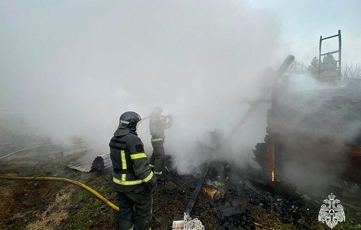 За сутки тульские спасатели выезжали на четыре пожара и восемь ДТП