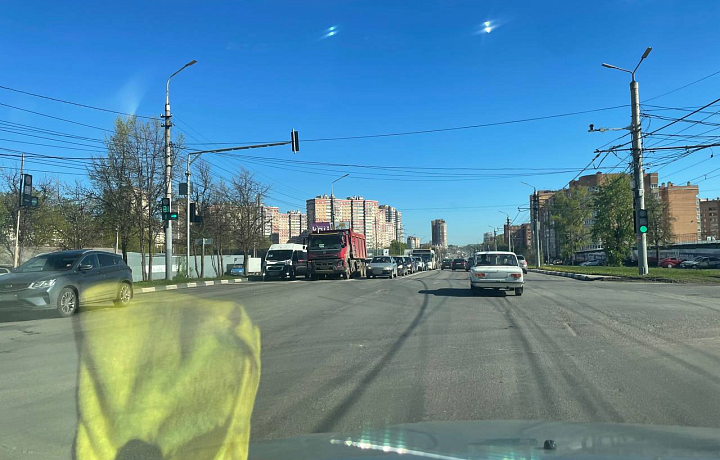 На пересечении проспекта Ленина и улицы Скуратовской в Туле фура перекрыла проезд остальному транспорту