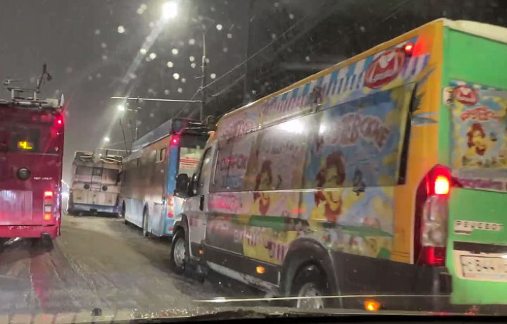 На проспекте Ленина в Туле собралась пробка из-за ДТП с участием автобуса и троллейбуса