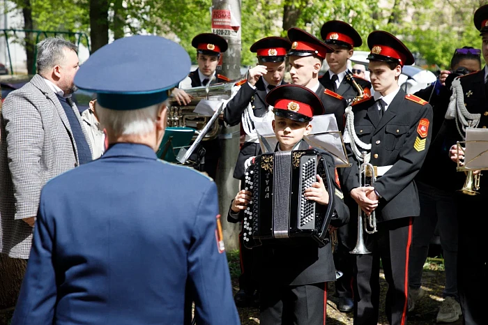 Тульские кадеты и студенты поздравили ветерана Великой Отечественной войны с наступающим Днем Победы