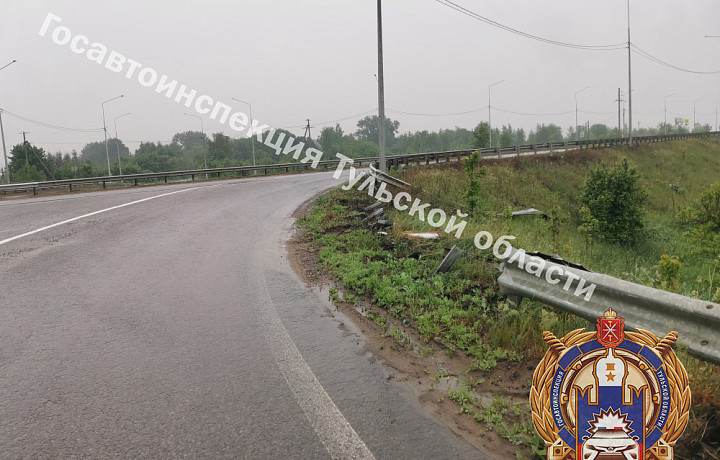 В Тульской области женщина-водитель без прав вылетела с трассы и перевернулась