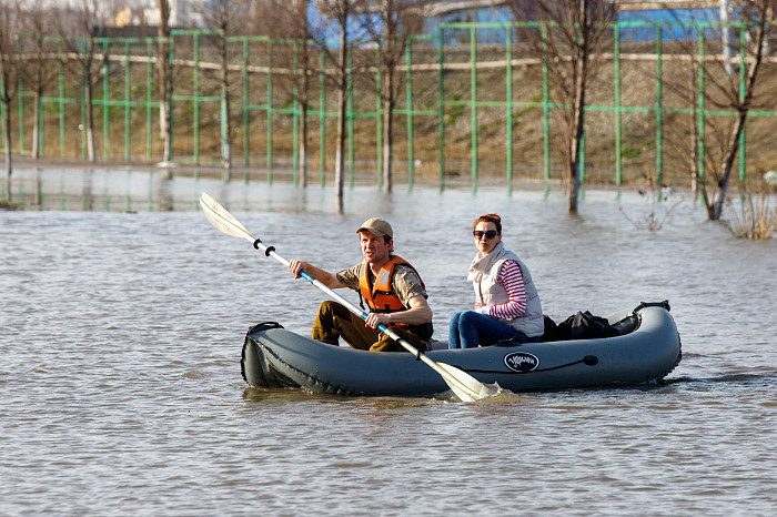 Заплыв у детского городка, затопленное кафе и завораживающая водная гладь: фоторепортаж с набережной в центре Тулы
