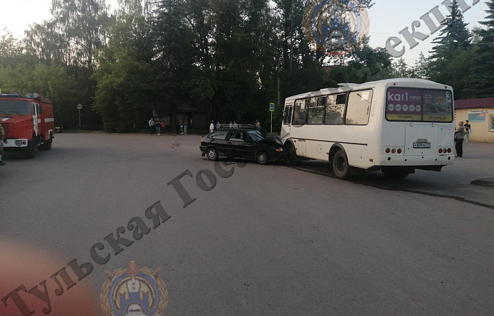 Пьяный водитель насмерть сбил пешехода и влетел в автобус на улице Чехова в Алексине
