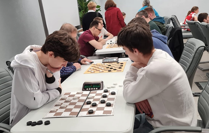 Туляк Арсений Цынов выиграл первенство России по русским шашкам