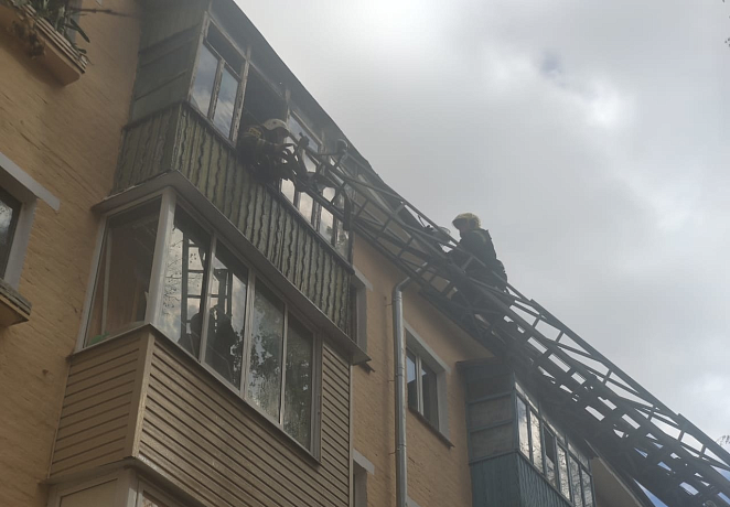 Из пожара в многоквартирном доме на улице Кутузова в Туле эвакуировали трех человек, имеется пострадавший
