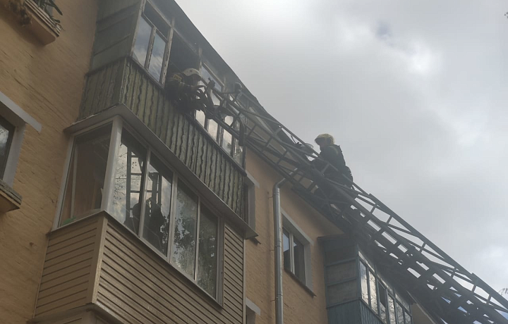 Из пожара в многоквартирном доме на улице Кутузова в Туле эвакуировали трех человек, имеется пострадавший