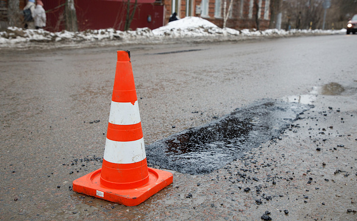 Одна из двух бед: почему на дорогах Тулы появилось столько ям? Объясняет геодезист