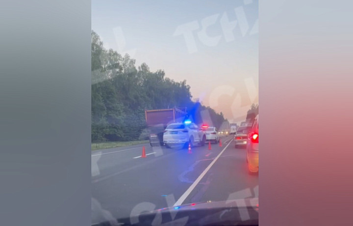 На трассе М-2 под Тулой легковушка оказалась зажата под фурой: погибли три человека