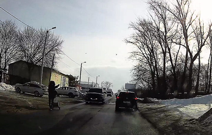 В Новомосковске на улице Первомайской заметили пешехода, угрожающего автомобилистам пистолетом