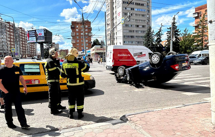 LADA, Nissan и Ford Focus-перевертыш: ДТП произошло на перекрестке улицы Советской и Красноармейского проспекта в Туле