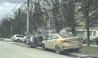 ВАЗ врезался в опору ЛЭП после ДТП на проспекте Ленина в Туле