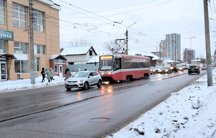 На улице Оборонной в Туле встали трамваи из-за застрявшей на путях иномарки