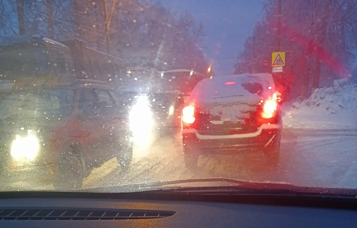 Жители Алексина пожаловались на фуры, перегородившие дорогу скорой помощи и пожарным