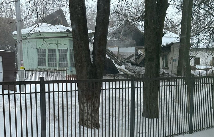 Аварийный дом обрушился в городе Болохово Тульской области