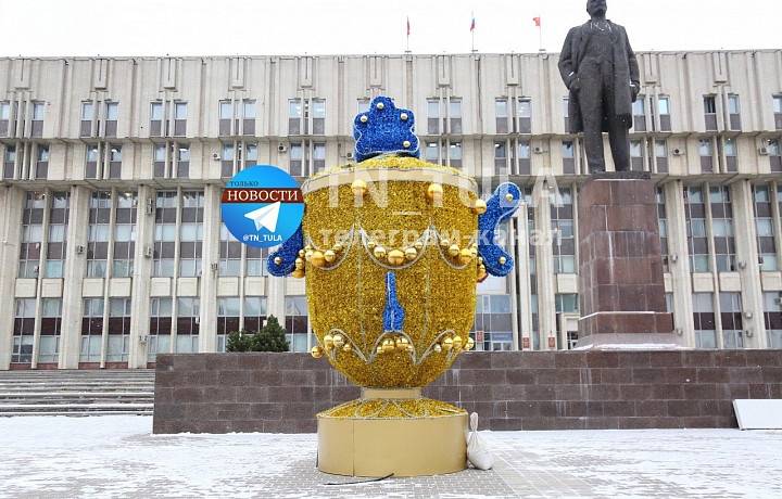На площади Ленина в Туле устанавливают большой самовар и пряничный домик