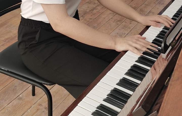 Фортепиано – с отрывом самый популярный инструмент в «музыкалке»: также дети в Туле выбирают гитару и скрипку, есть гармонисты и балалаечники