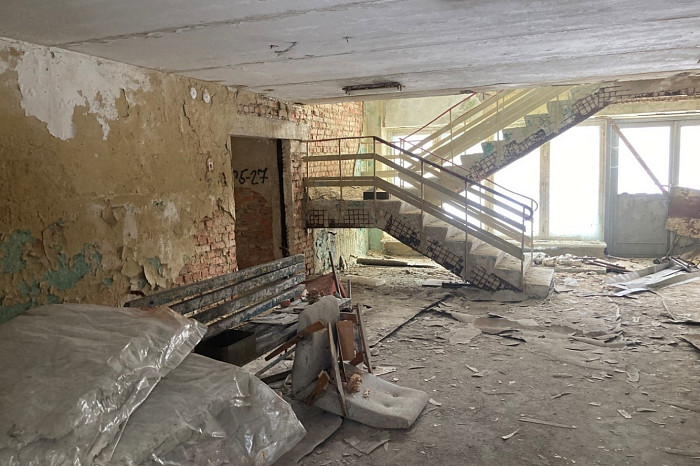 Остались стеклоблоки, граненые стаканы, фотообои и бюст Ленина: под Тулой продают заброшенную советскую спортбазу