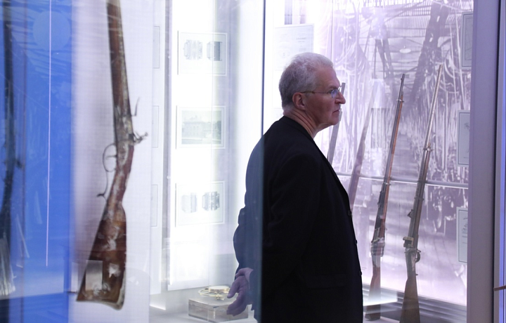 Коллекционер и телеведущий Пьер Кристиан Броше посетил Тульский областной краеведческий музей