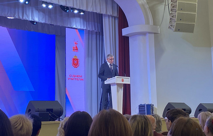 «Если ты любишь детей, устать от профессии невозможно»: в Тульской областной филармонии торжественно наградили педагогов