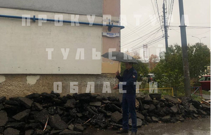 Прокуратура проводит проверку на улице Белкина в Туле из-за строительного мусора во дворе