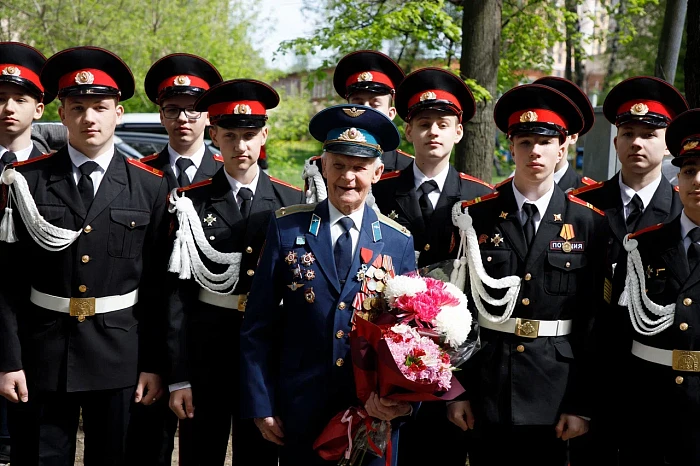 Тульские кадеты и студенты поздравили ветерана Великой Отечественной войны с наступающим Днем Победы