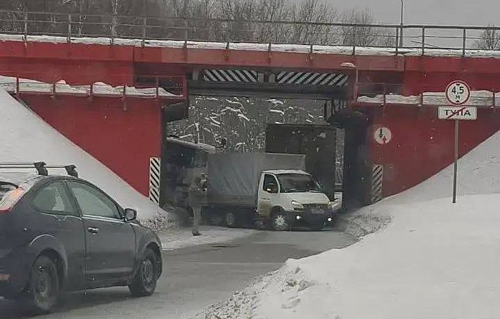 Выезд из Тулы через Красные ворота полностью перекрыт из-за ДТП