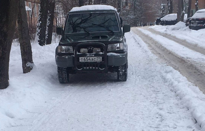 В Туле на улице Металлургов, 63 водитель иномарки припарковался прямо на тротуаре