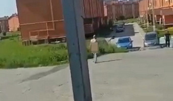 В Кимовске местные жители заметили гуляющего по городу голого мужчину