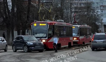 На улице Агеева в Туле встали трамваи из-за ДТП с машиной