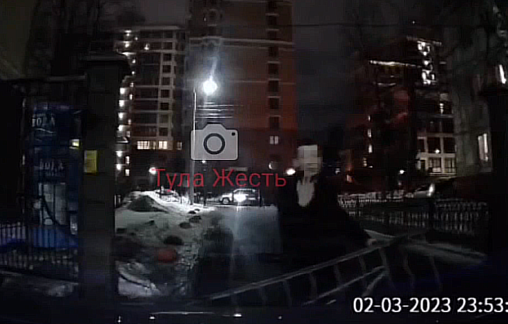 На улице Фридриха Энгельса в Туле заметили мужчину, у которого в руках был велосипед с частью забора