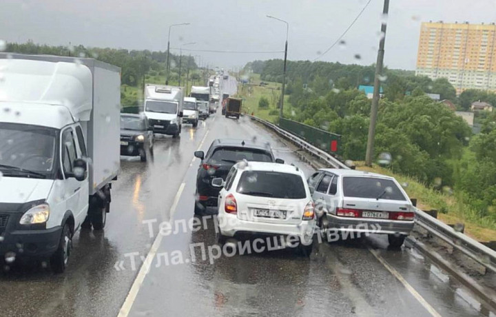 На Калужском шоссе в Туле собралась пробка из-за тройного ДТП