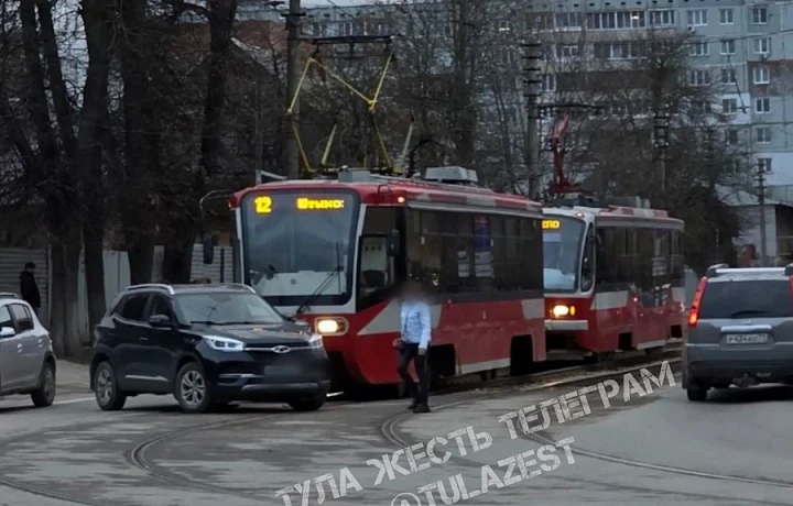 На улице Агеева в Туле встали трамваи из-за ДТП с машиной